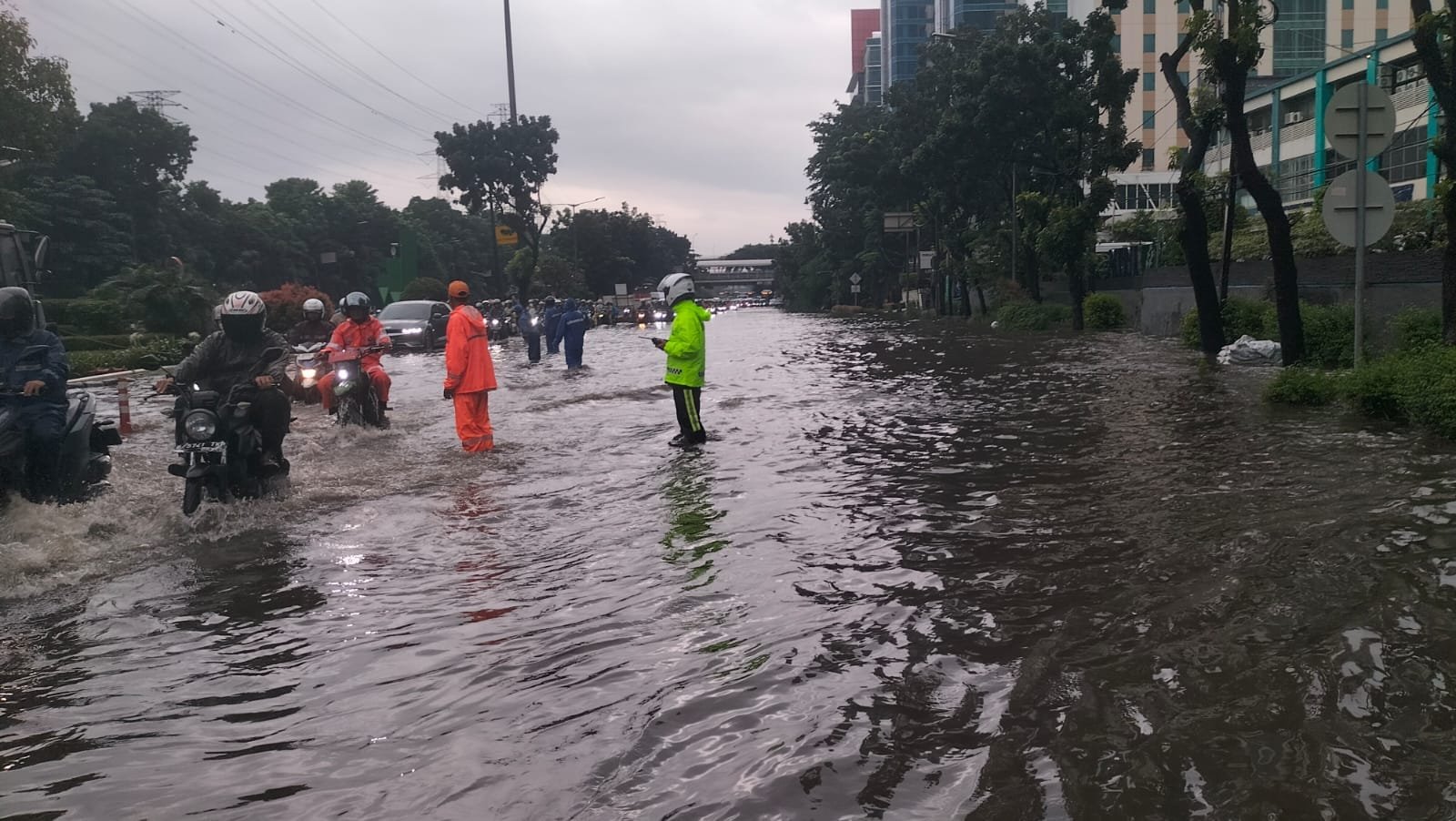 Banjir di Sejumlah Titik Jakarta, Brimob hingga Polair PMJ Dikerahkan